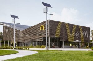 Leia mais sobre o artigo Novo restaurante piloto do McDonald’s é movido apenas por energia solar